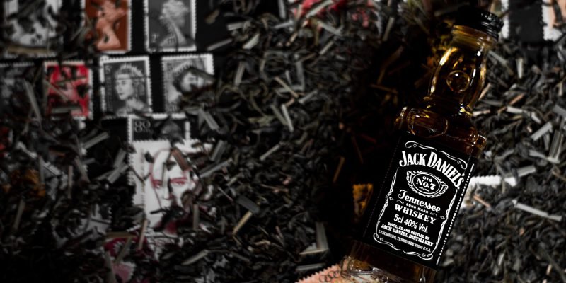 10 músicas sobre whiskey para esquentar sua playlist