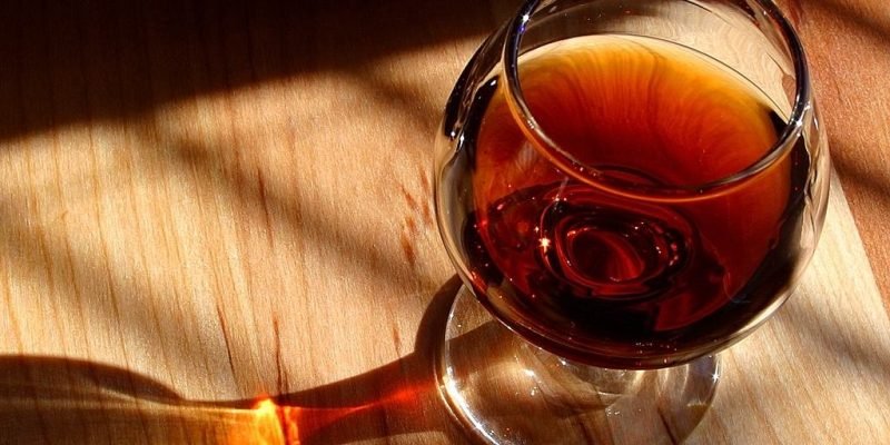 Sim, cognac serve para drinks